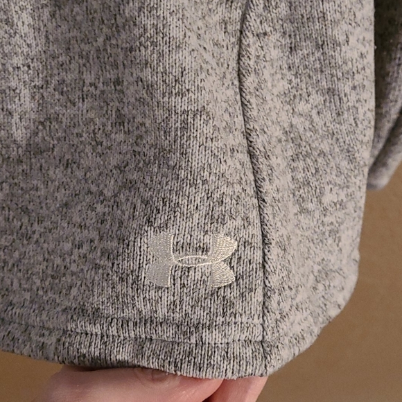 Under Armour top - Picture 3 of 4